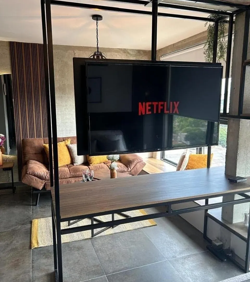 Modern Studio In South Cali - Style & Comfort